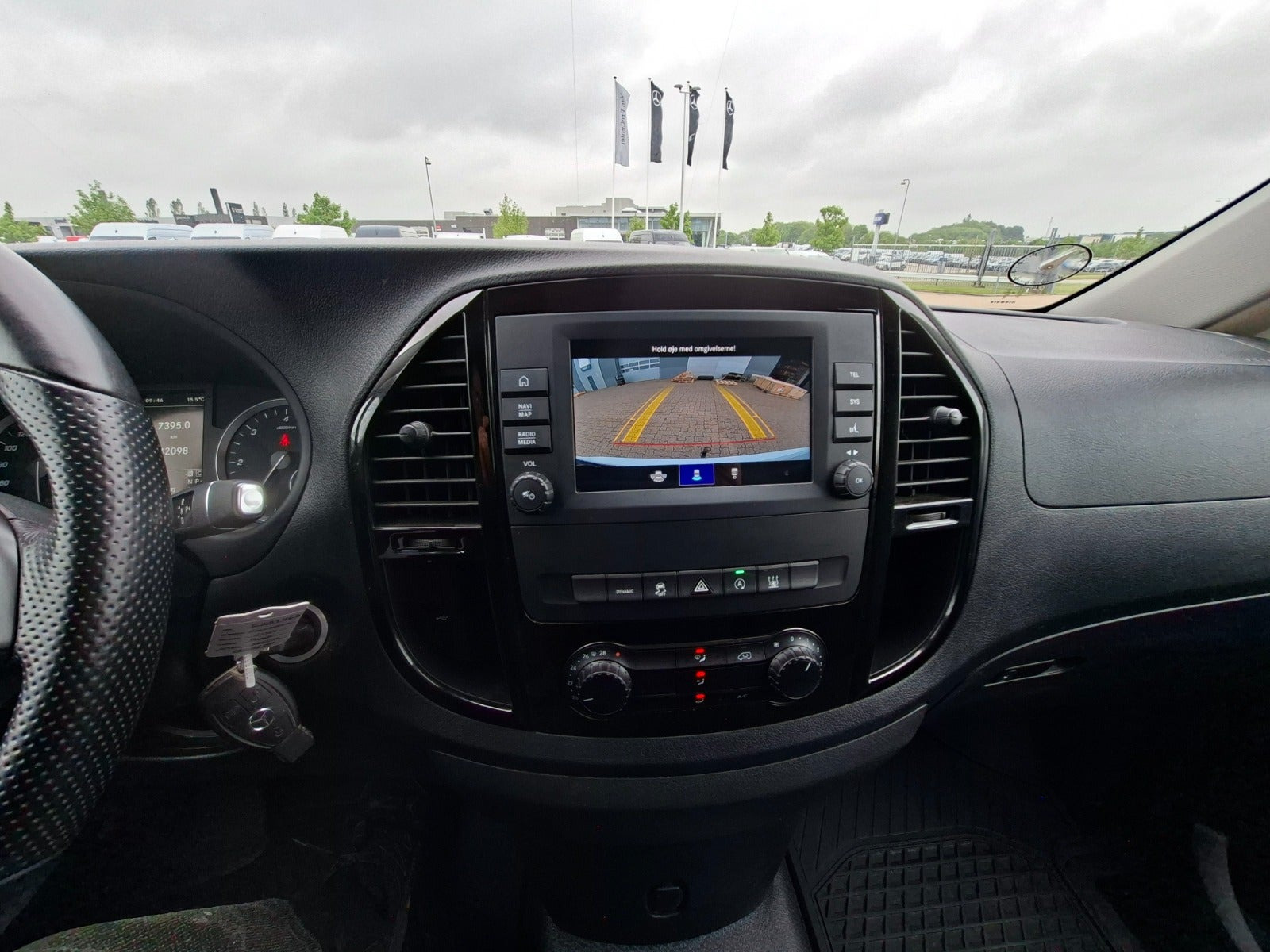 Hvid Mercedes Vito 114 fra 2023