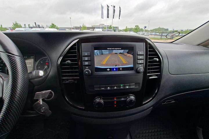 Hvid Mercedes Vito 114 fra 2023
