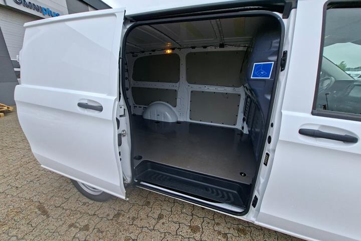 Hvid Mercedes Vito 114 fra 2023