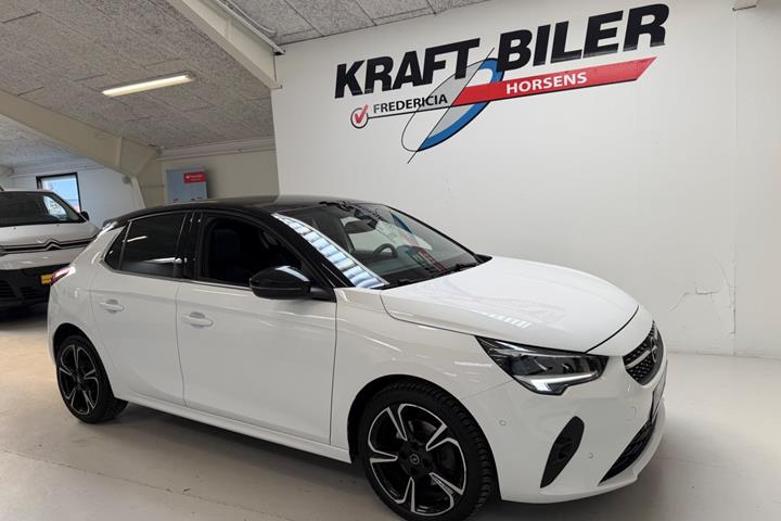 Hvid Opel Corsa fra 2023 set udefra
