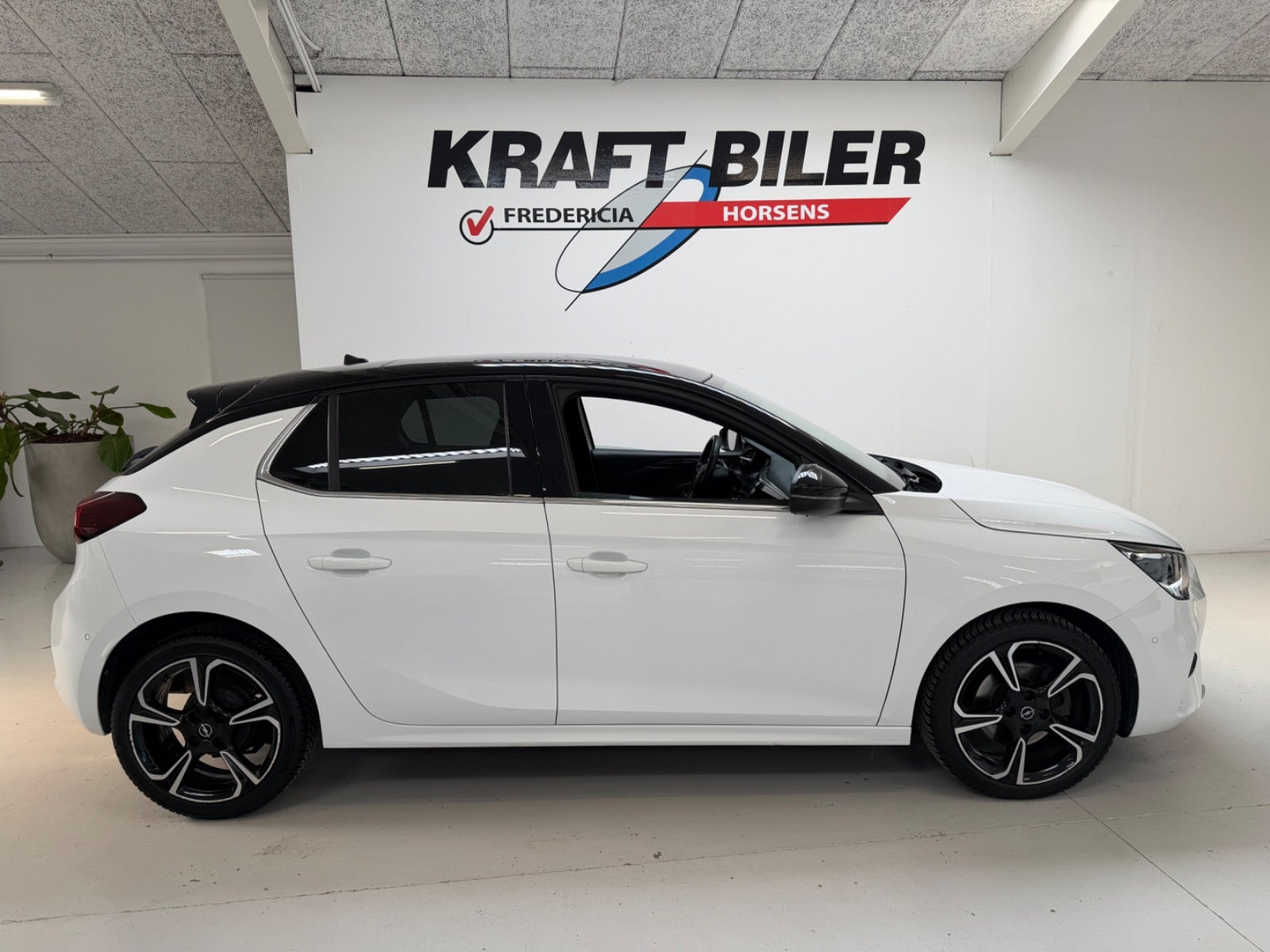 Hvid Opel Corsa fra 2023