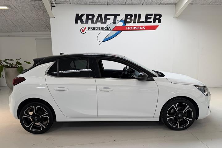Hvid Opel Corsa fra 2023