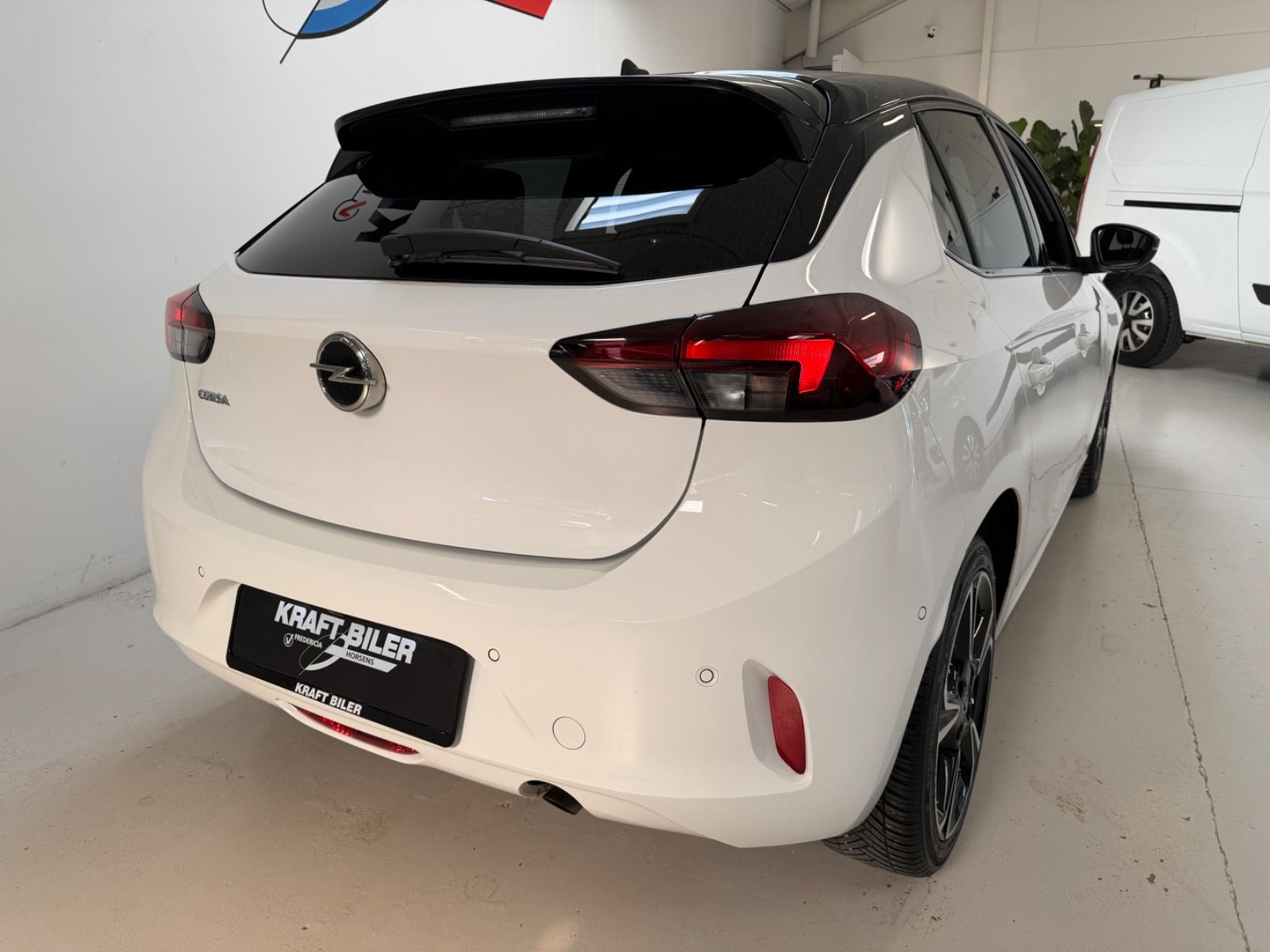 Hvid Opel Corsa fra 2023