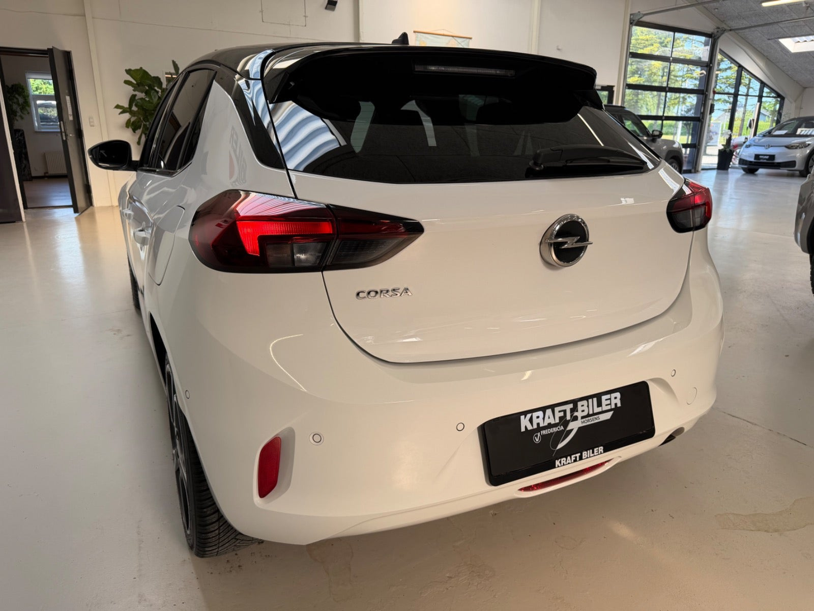 Hvid Opel Corsa fra 2023