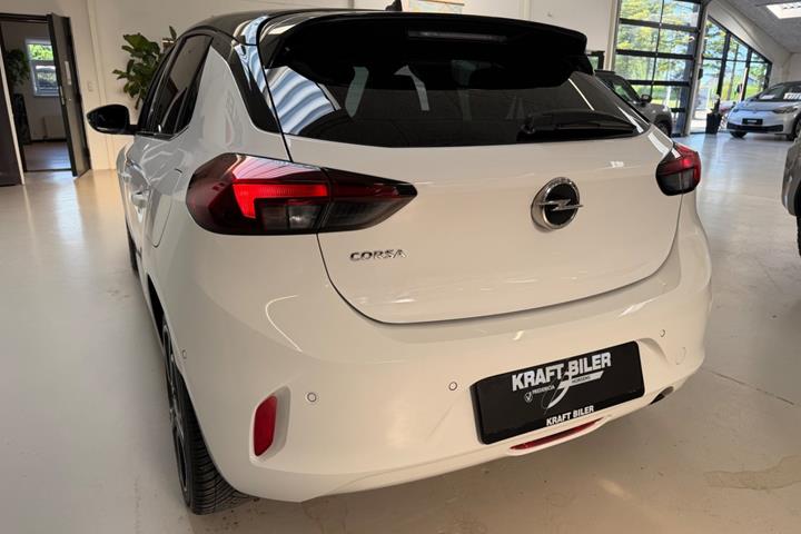 Hvid Opel Corsa fra 2023