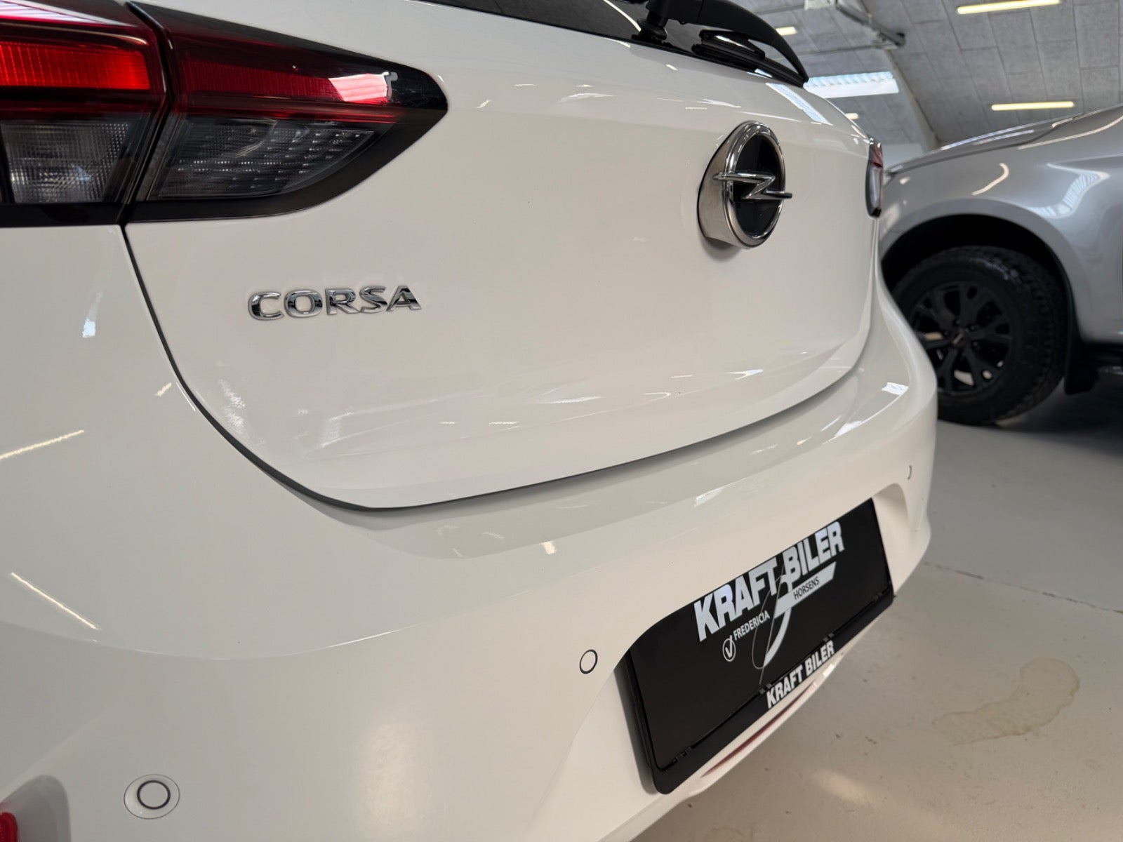 Hvid Opel Corsa fra 2023