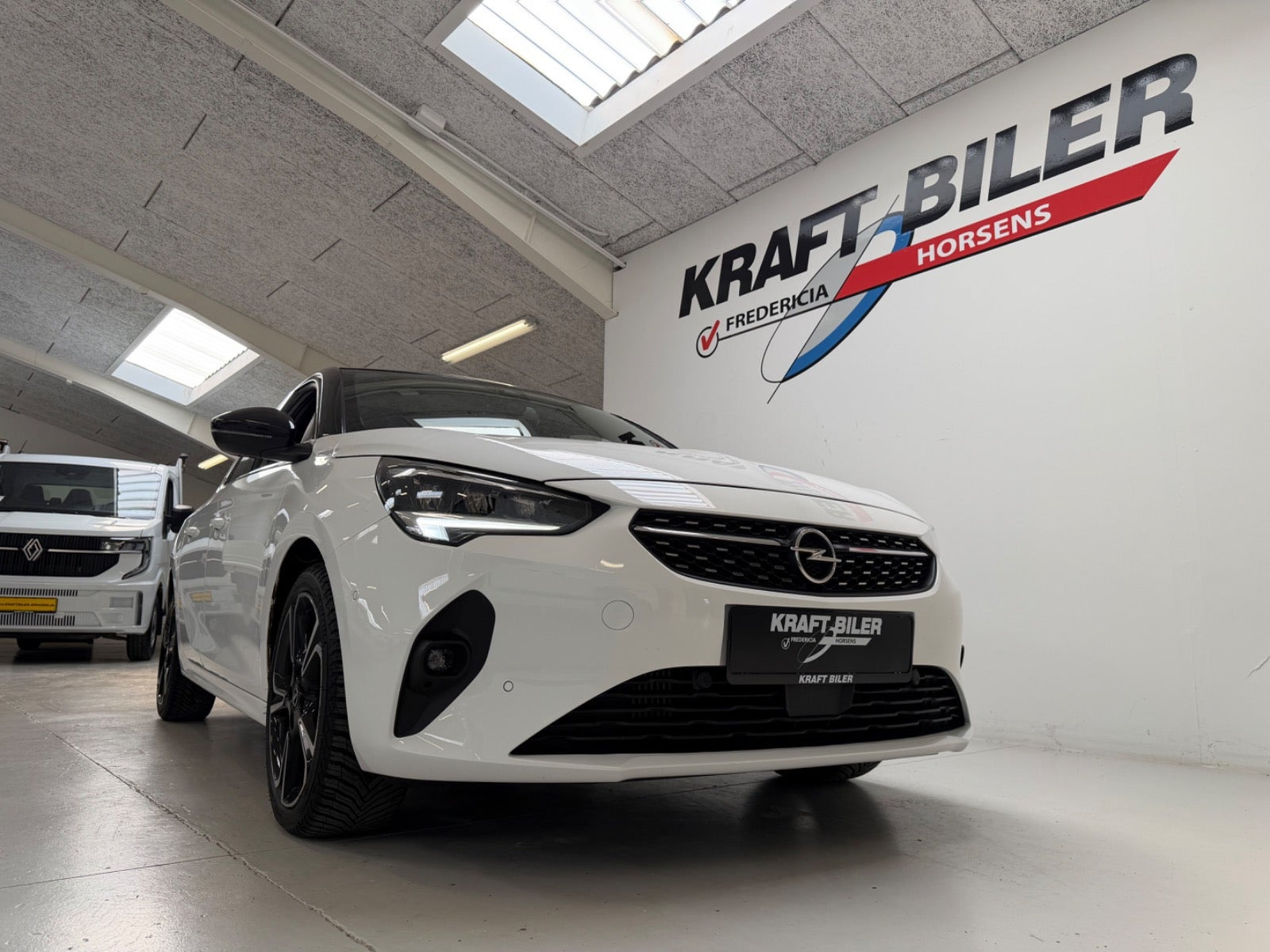 Hvid Opel Corsa fra 2023