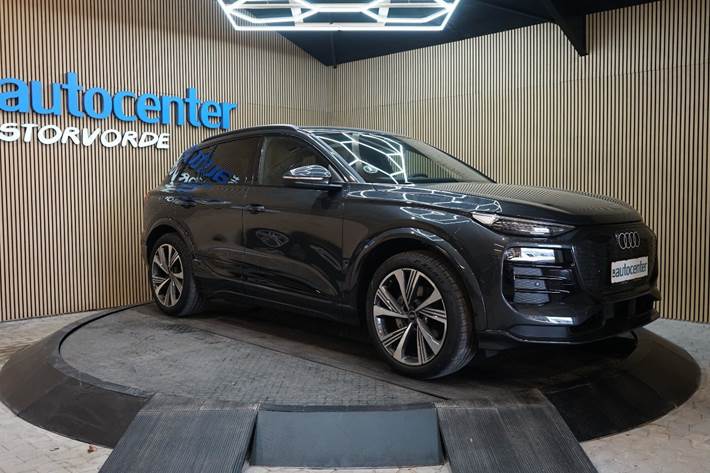 Grå Audi Q6 e-tron fra 2025 set udefra
