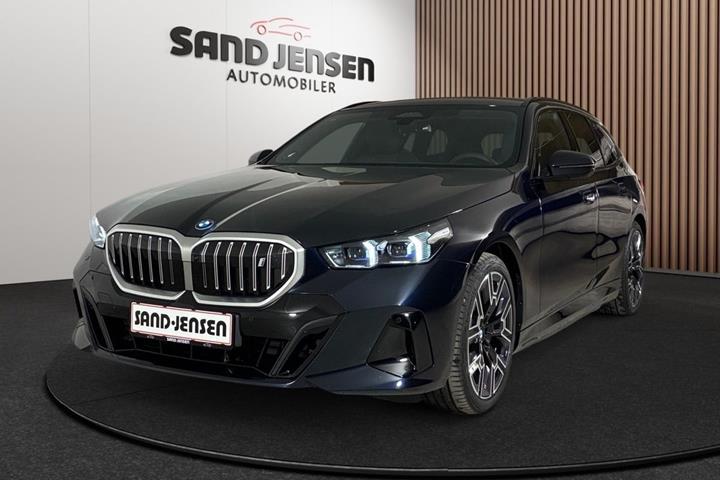 Sort BMW i5 fra 2026 set udefra