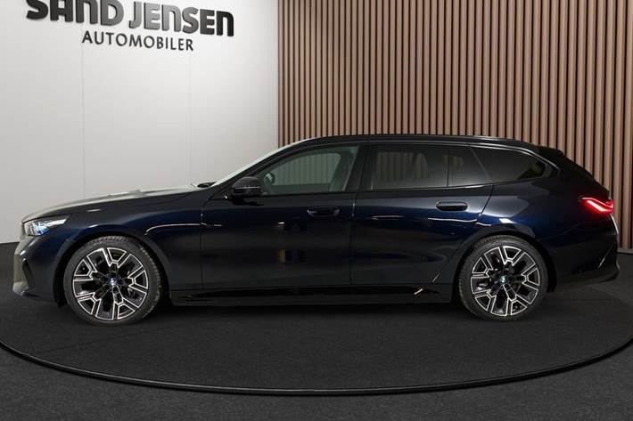 Sort BMW i5 fra 2026