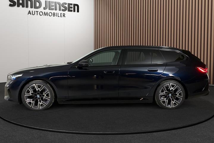 Sort BMW i5 fra 2026