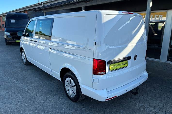 Hvid VW Transporter fra 2022