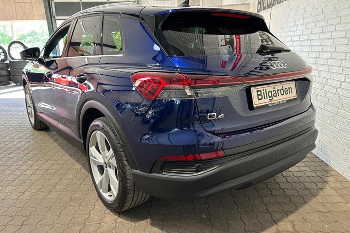 Blå Audi Q4 e-tron fra 2025