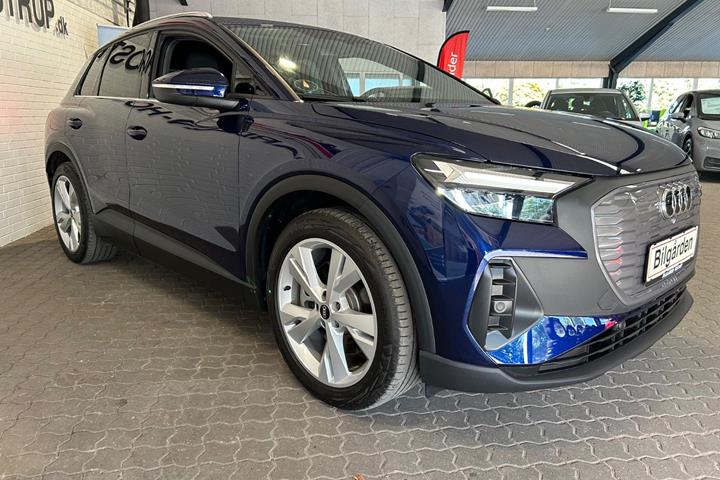 Blå Audi Q4 e-tron fra 2025
