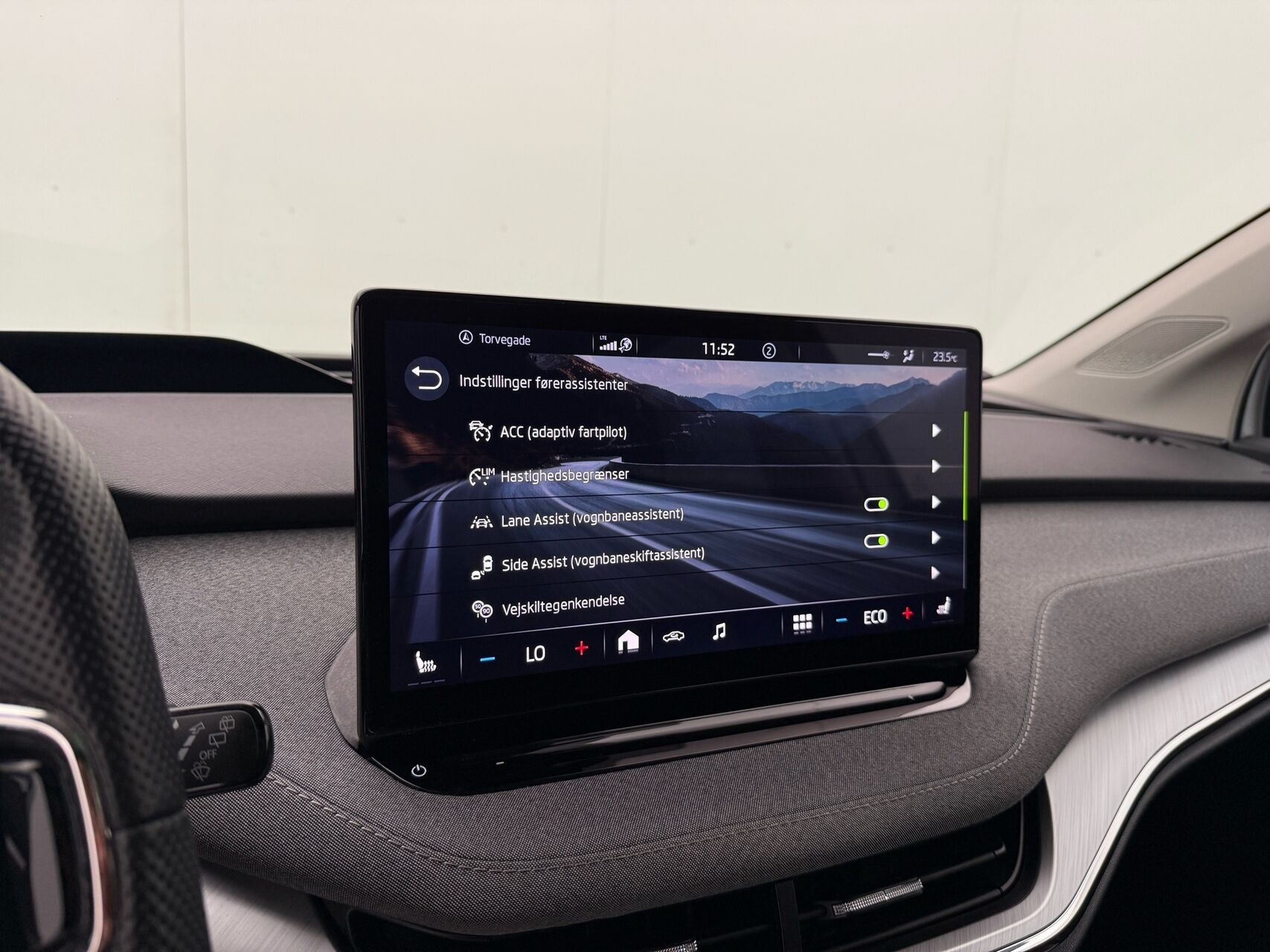 Hvid Skoda Enyaq fra 2022