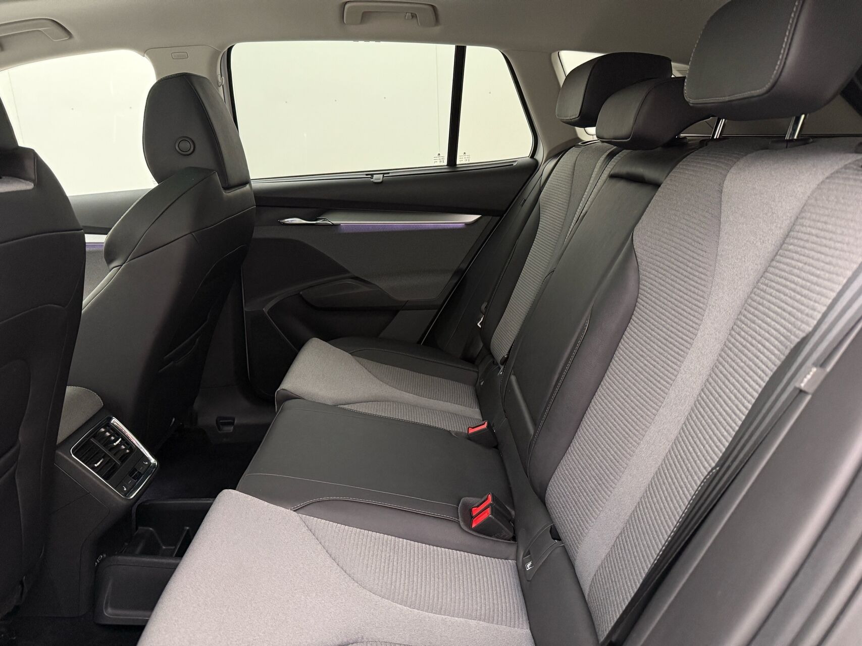 Hvid Skoda Enyaq fra 2022