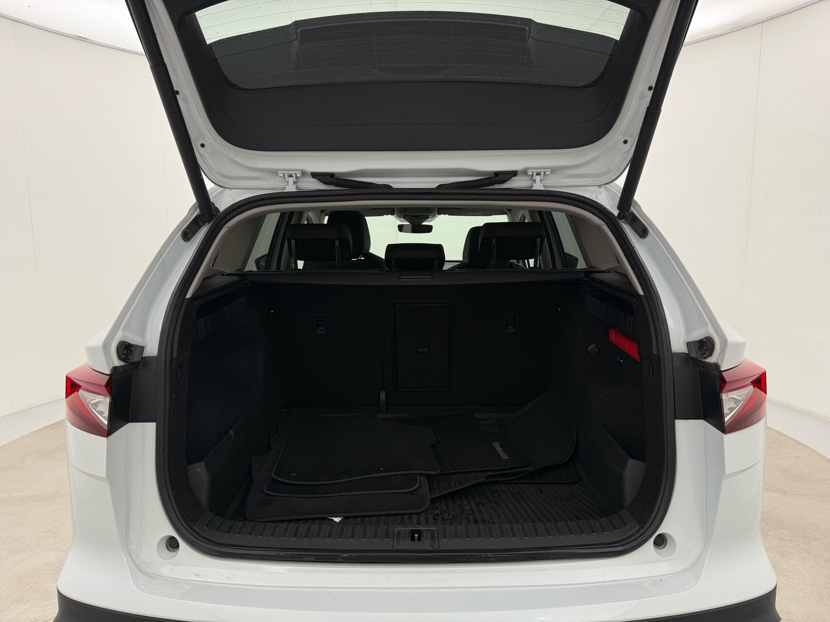 Hvid Skoda Enyaq fra 2022