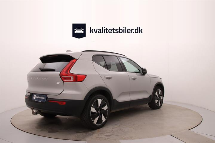 Sølv Volvo XC40 fra 2023