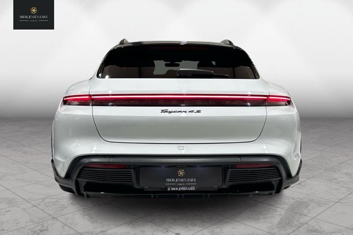 Hvid Porsche Taycan fra 2023