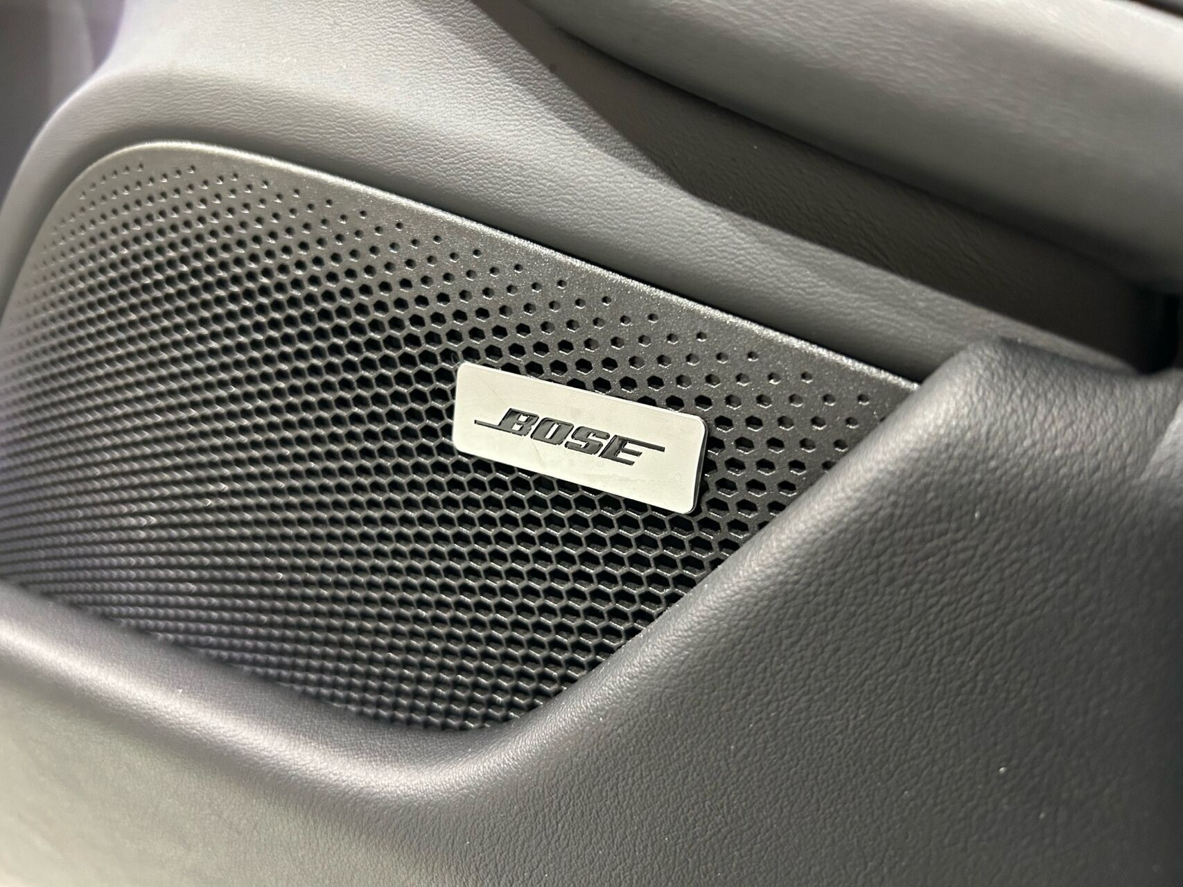 Hvid Porsche Taycan fra 2023