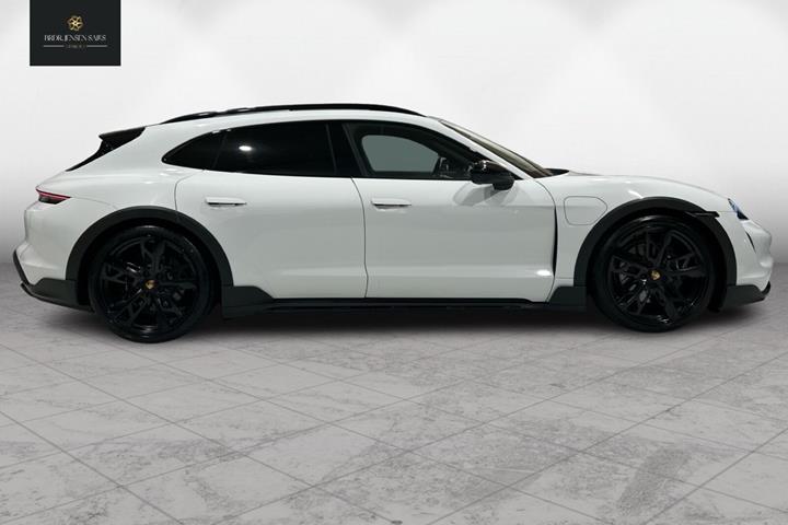 Hvid Porsche Taycan fra 2023