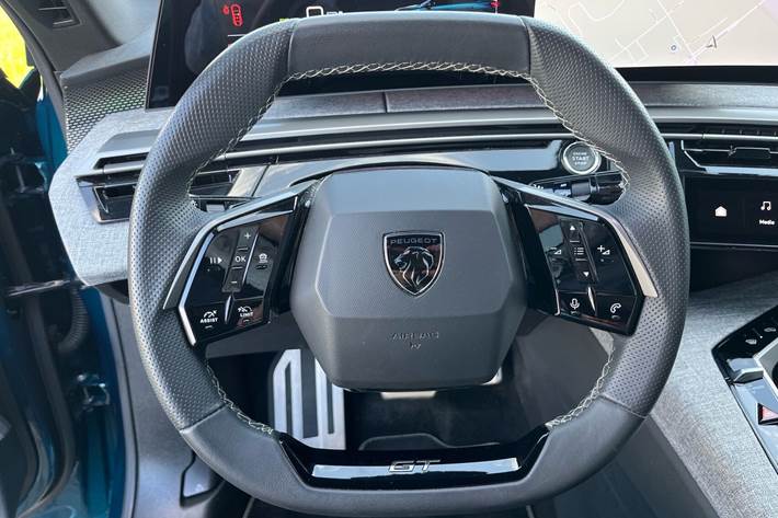 Blå Peugeot e-3008 fra 2025