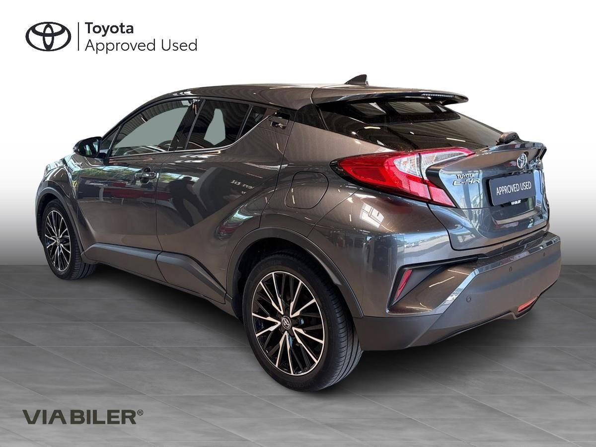 Grå Toyota C-HR fra 2018