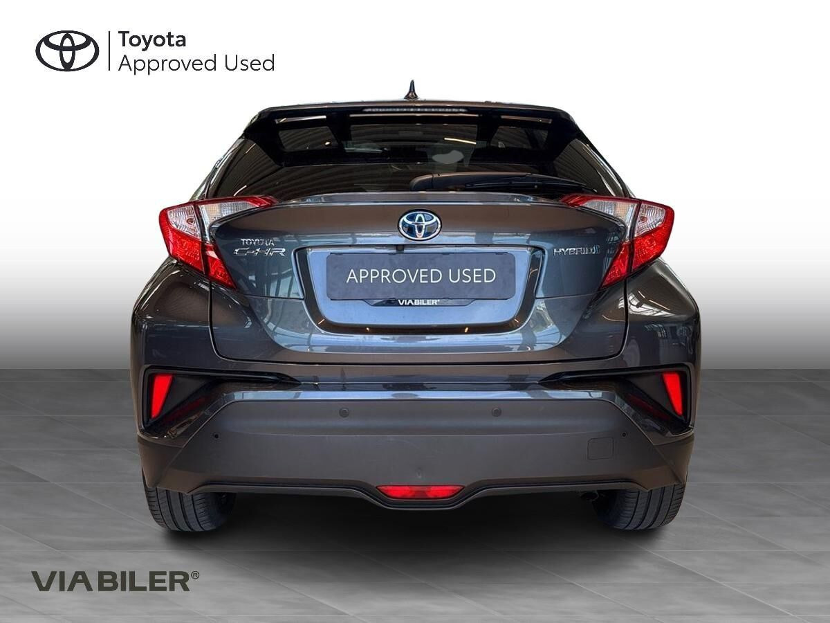 Grå Toyota C-HR fra 2018