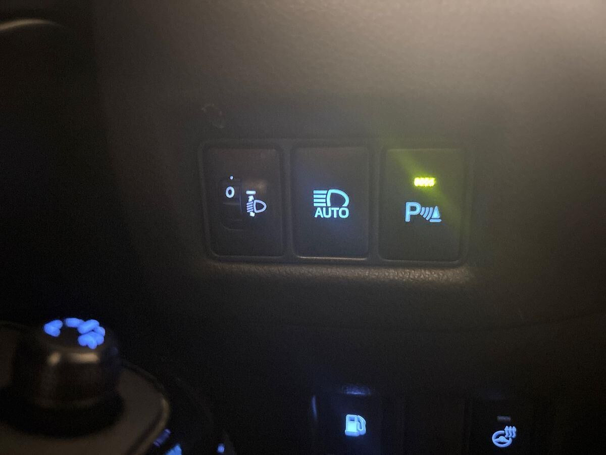 Grå Toyota C-HR fra 2018