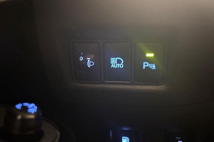 Grå Toyota C-HR fra 2018