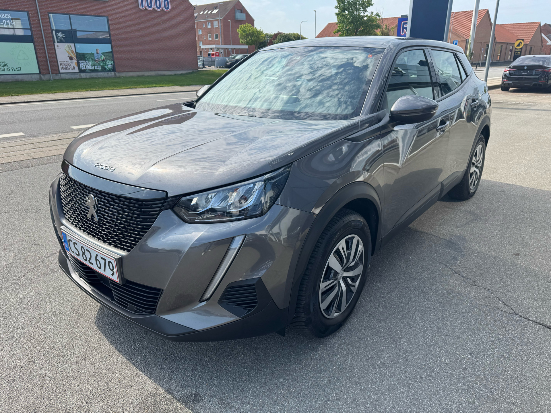 Grå Peugeot 2008 fra 2020