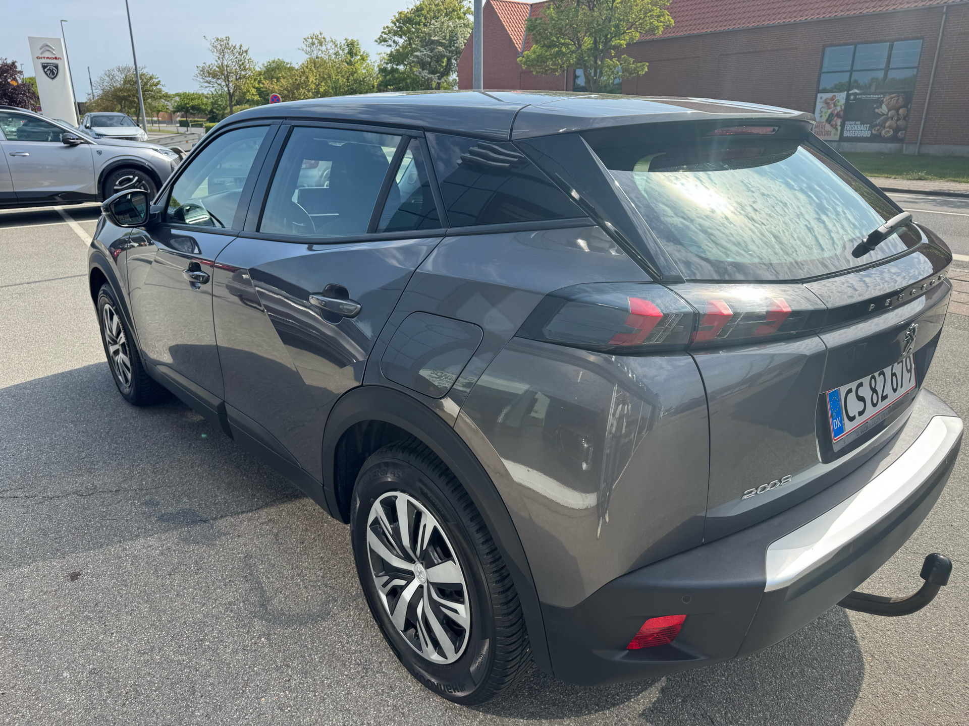 Grå Peugeot 2008 fra 2020