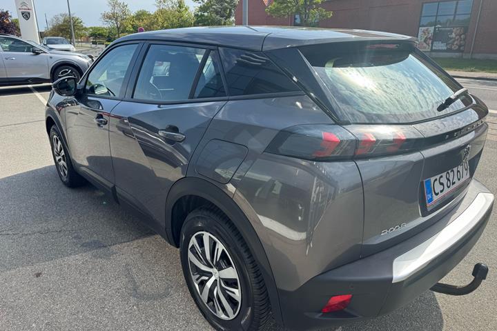 Grå Peugeot 2008 fra 2020