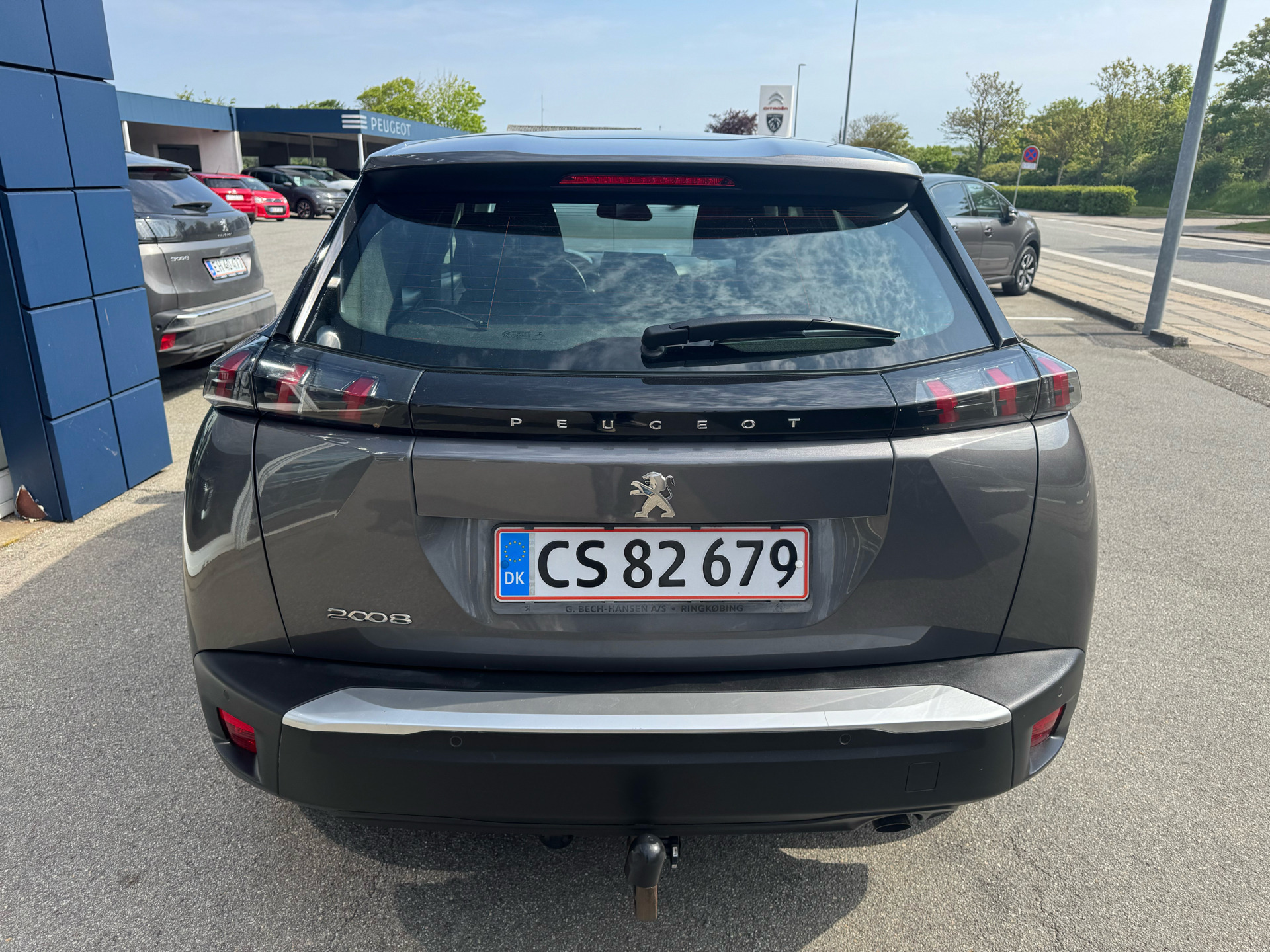 Grå Peugeot 2008 fra 2020