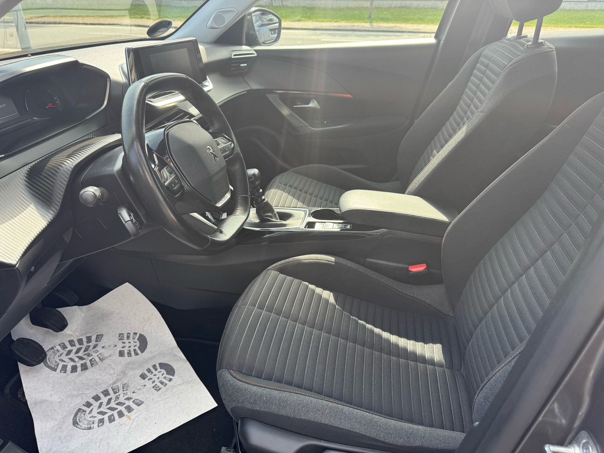 Grå Peugeot 2008 fra 2020