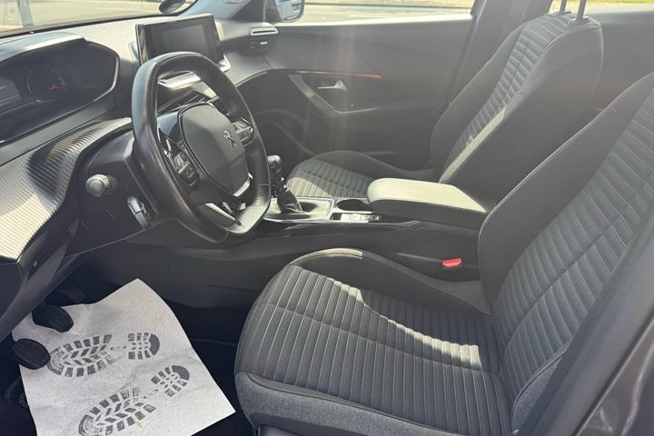 Grå Peugeot 2008 fra 2020