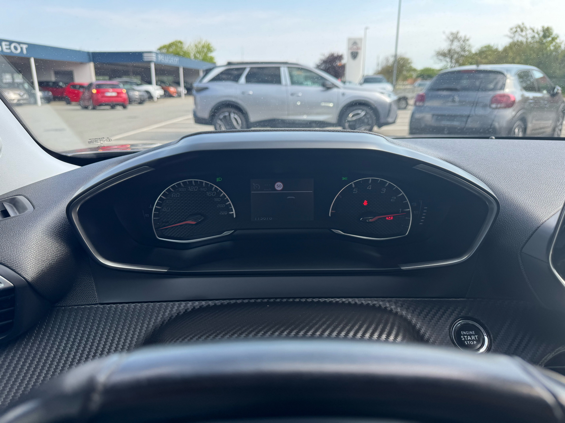 Grå Peugeot 2008 fra 2020