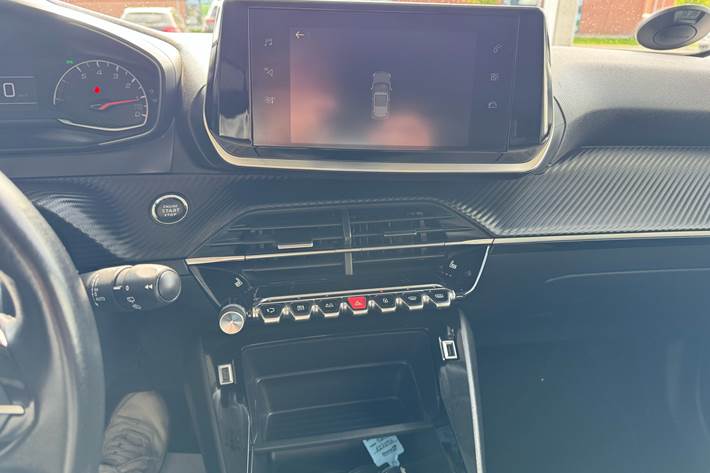 Grå Peugeot 2008 fra 2020