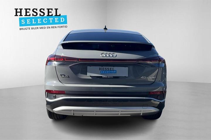 Grå Audi Q4 e-tron fra 2025