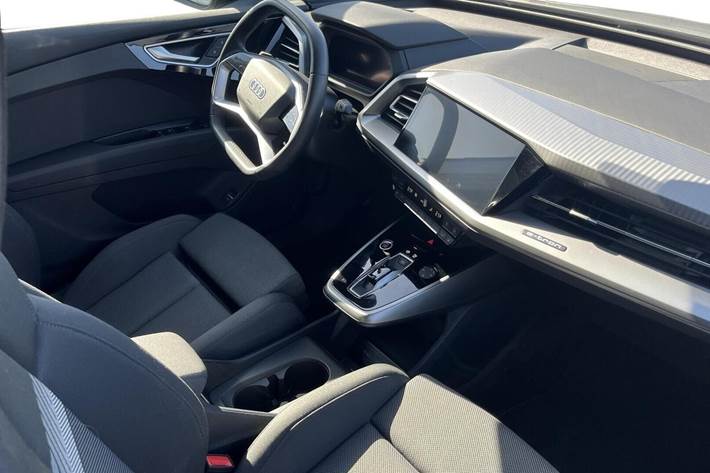 Grå Audi Q4 e-tron fra 2025