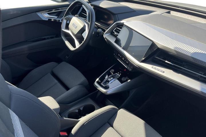 Grå Audi Q4 e-tron fra 2025