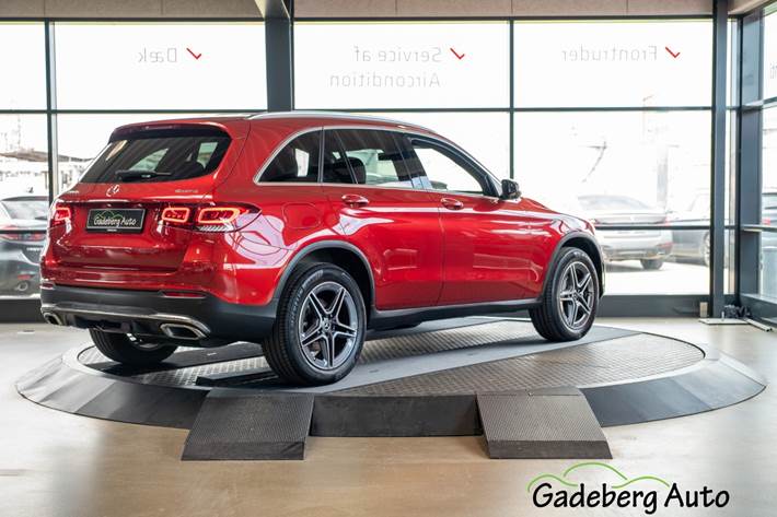 Rød Mercedes GLC300 de fra 2021