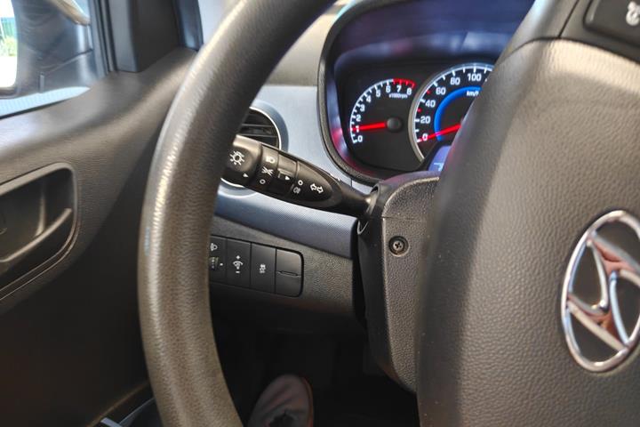 Gul Hyundai i10 fra 2014