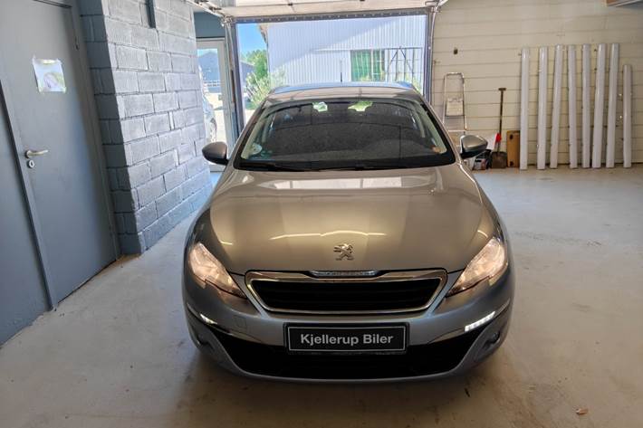 Gul Peugeot 308 fra 2017