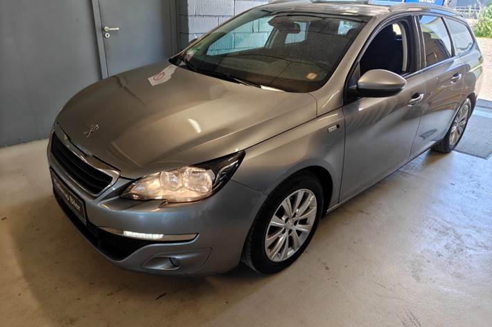 Gul Peugeot 308 fra 2017
