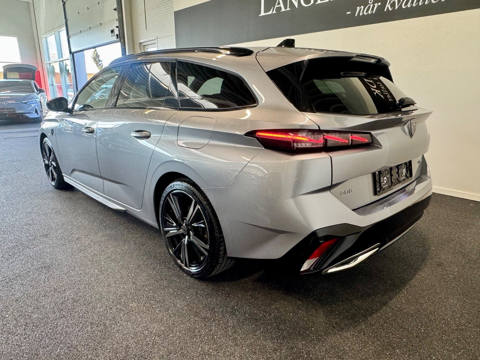 Grå Peugeot 308 fra 2023