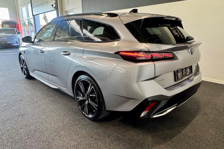 Grå Peugeot 308 fra 2023