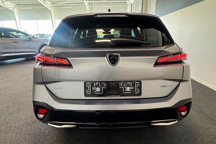 Grå Peugeot 308 fra 2023
