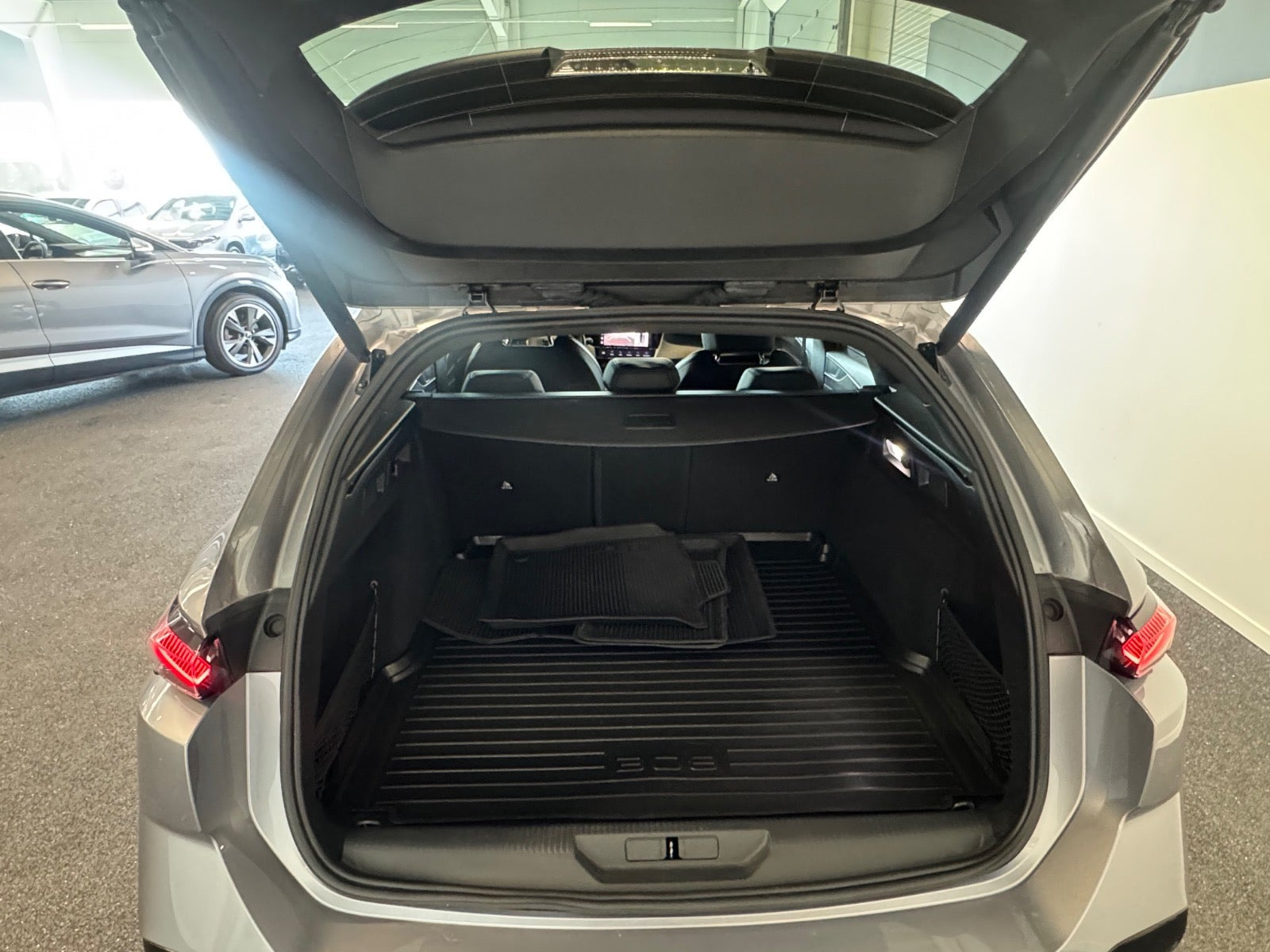 Grå Peugeot 308 fra 2023