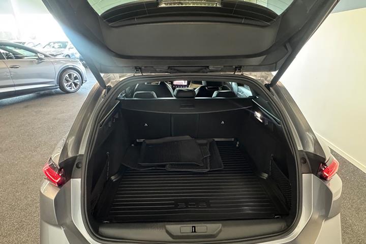 Grå Peugeot 308 fra 2023